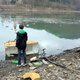 Obaly a iné plastové odpady znečisťujú vody, po tokoch putujú až do oceánov, rozpadávajú sa a ohrozujú vodné živočíchy.